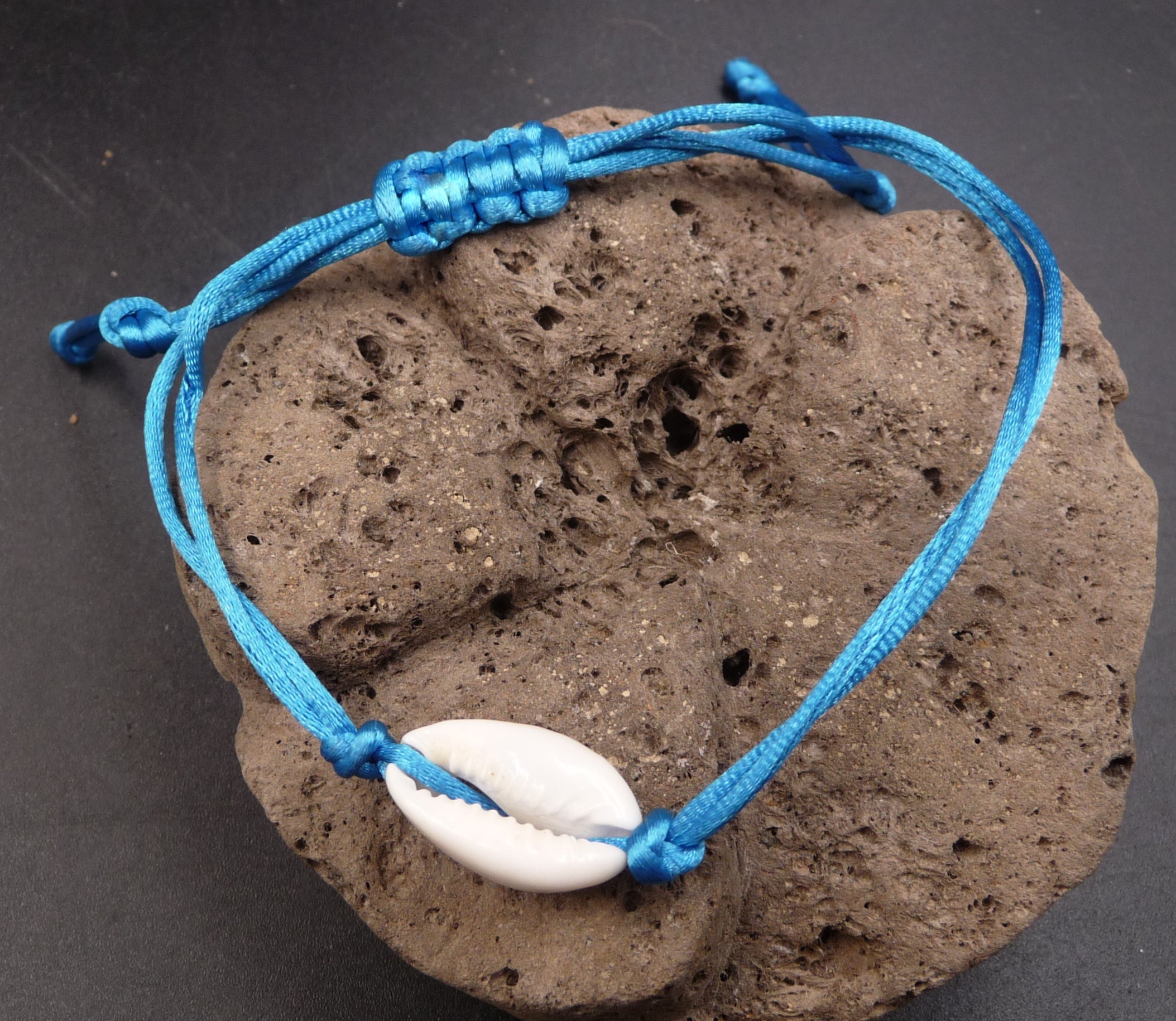 Bracelet en fils tressés avec coquillage cauri naturel – boutique bohème