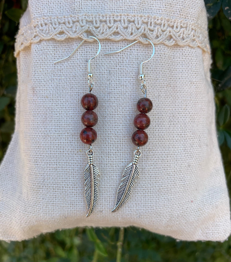 Boucles d'oreilles 3 boules en Jaspe Rouge naturelle et breloque plume