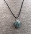 Collier avec pendentif coeur en labradorite de Madagascar