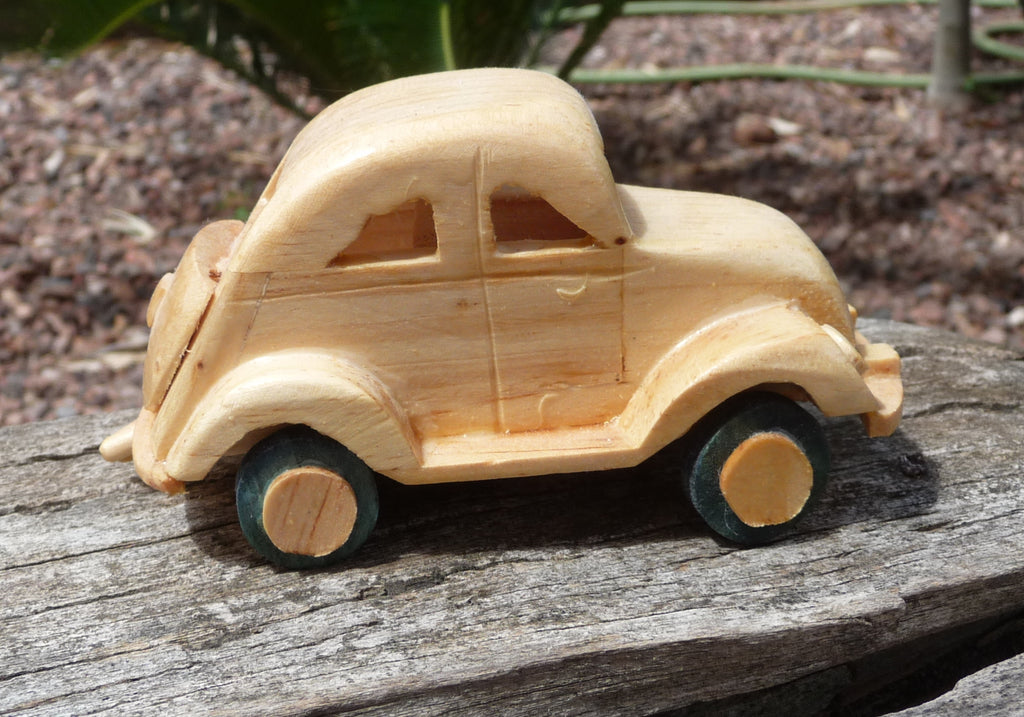 Voiture miniature en bois 2CV Citroën Artisanat de Madagascar