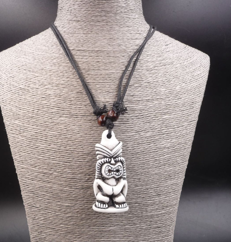 Collier mixte avec pendentif Tiki blanc et noir - bijou maori Hawai