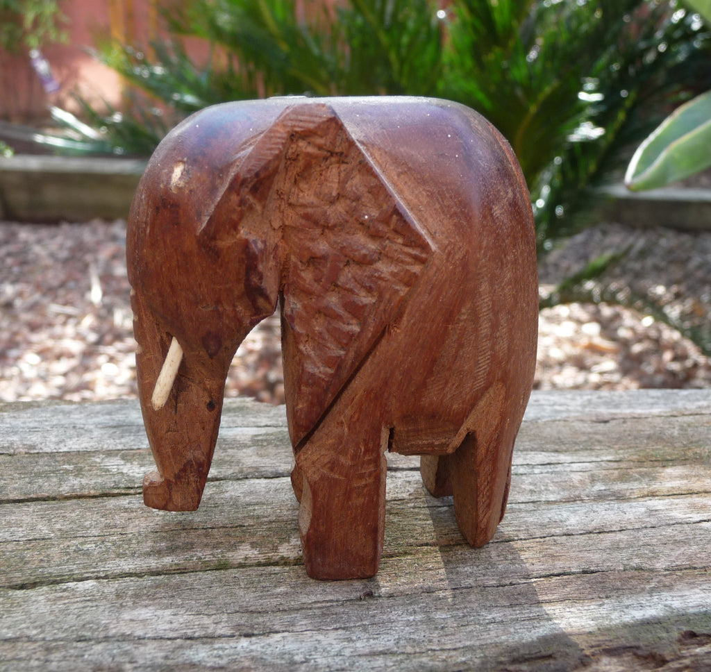 Eléphant en bois de teck artisanat Indonésie Sumatra