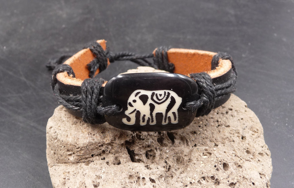 Bracelet ethnique en cuir avec éléphant gravé - bijou Maori