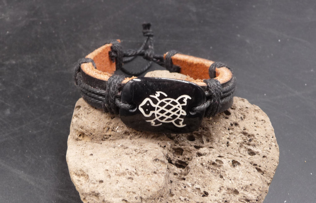 Bracelet ethnique en cuir avec tortue gravée - bijou Maori