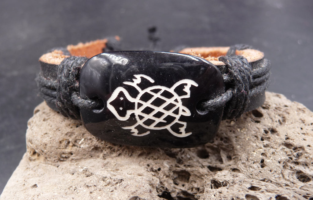 Bracelet ethnique en cuir avec tortue gravée - bijou Maori