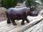 Statuette de rhinocéros sculptée à la main en bois d'ébène massif de Zambie