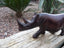 Statuette de rhinocéros sculptée à la main en bois d'ébène massif de Zambie