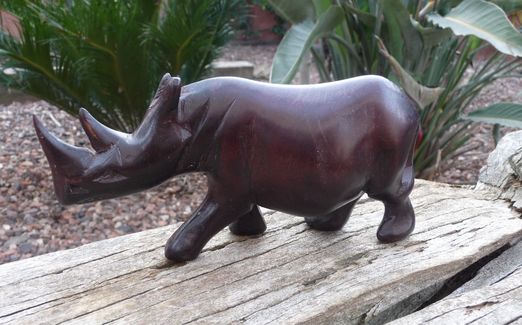 Statuette de rhinocéros sculptée à la main en bois d'ébène massif de Zambie