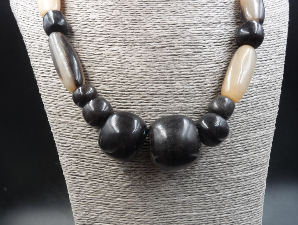 Collier en corne de zébu naturelle de Madagascar