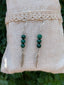 Boucles d'oreilles 3 boules en Malachite naturelle et breloque plume