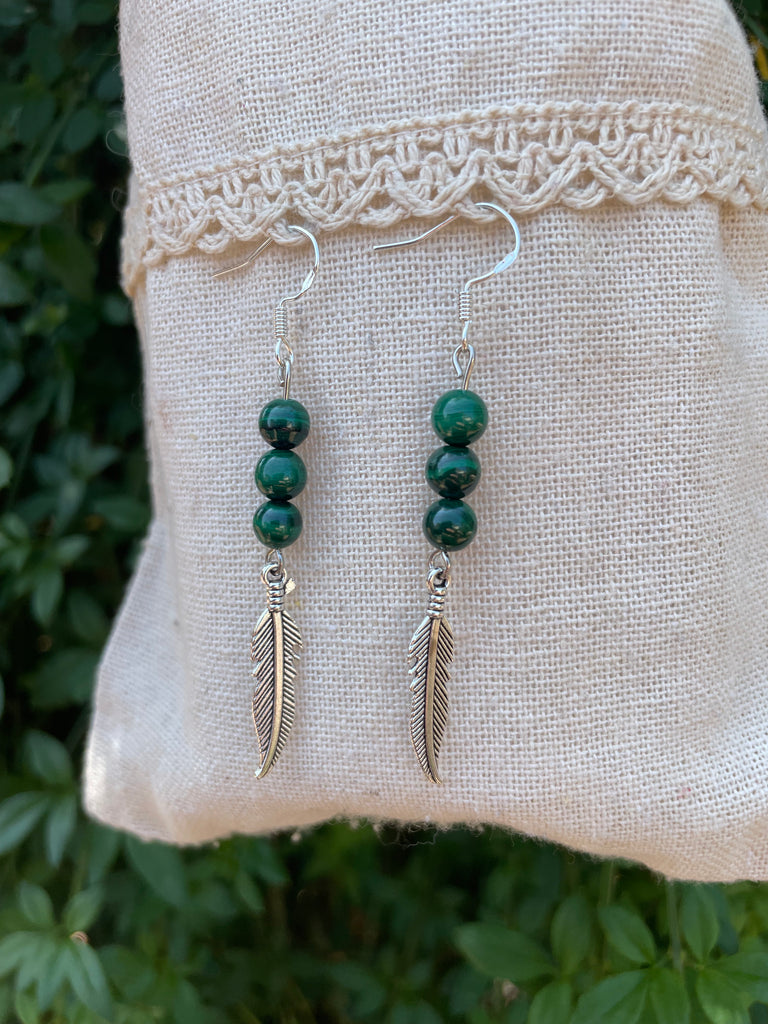 Boucles d'oreilles 3 boules en Malachite naturelle et breloque plume