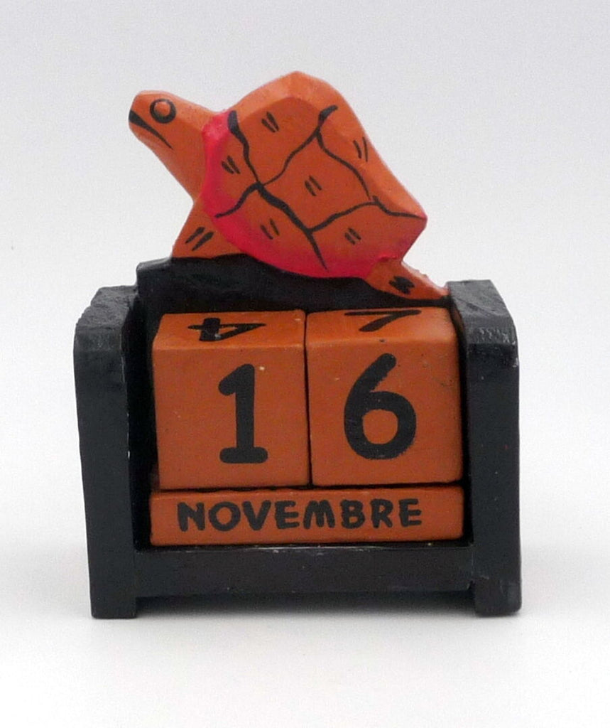 Petit calendrier perpétuel Tortue en bois sculpté. Cadeau enfant.