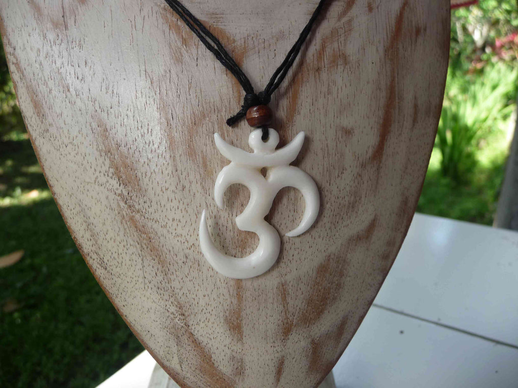 Collier pendentif Om Aum en os de buffle symbole de la protection