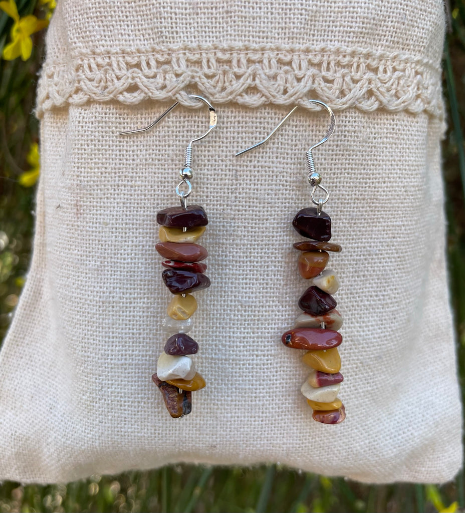 Boucles d'oreilles pendantes en Jaspe Mokaïte ou Mookaite - perles forme chips