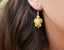 Boucles d'oreilles tortue en Howlite Jaune + perle en citrine