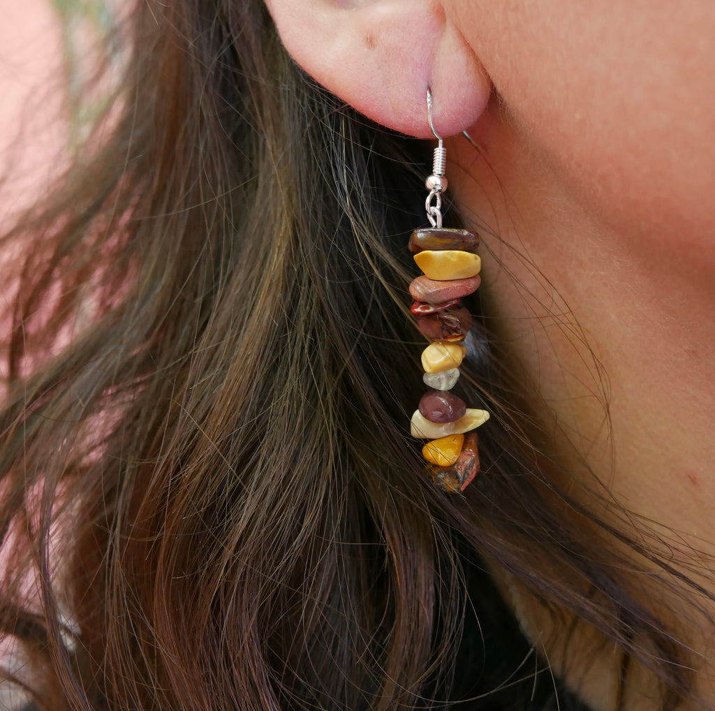 Boucles d'oreilles pendantes en Jaspe Mokaïte ou Mookaite - perles forme chips