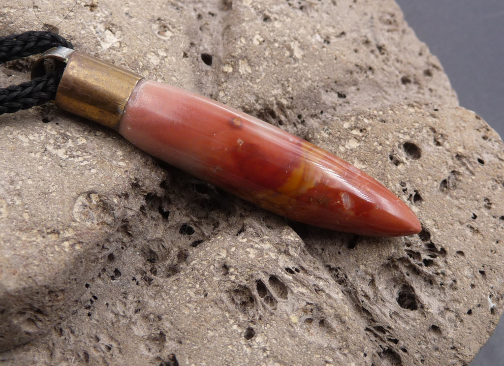 Pendentif en jaspe rouge artisanat de Madagascar