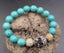 Bracelet tête de mort et pierres en howlite turquoise