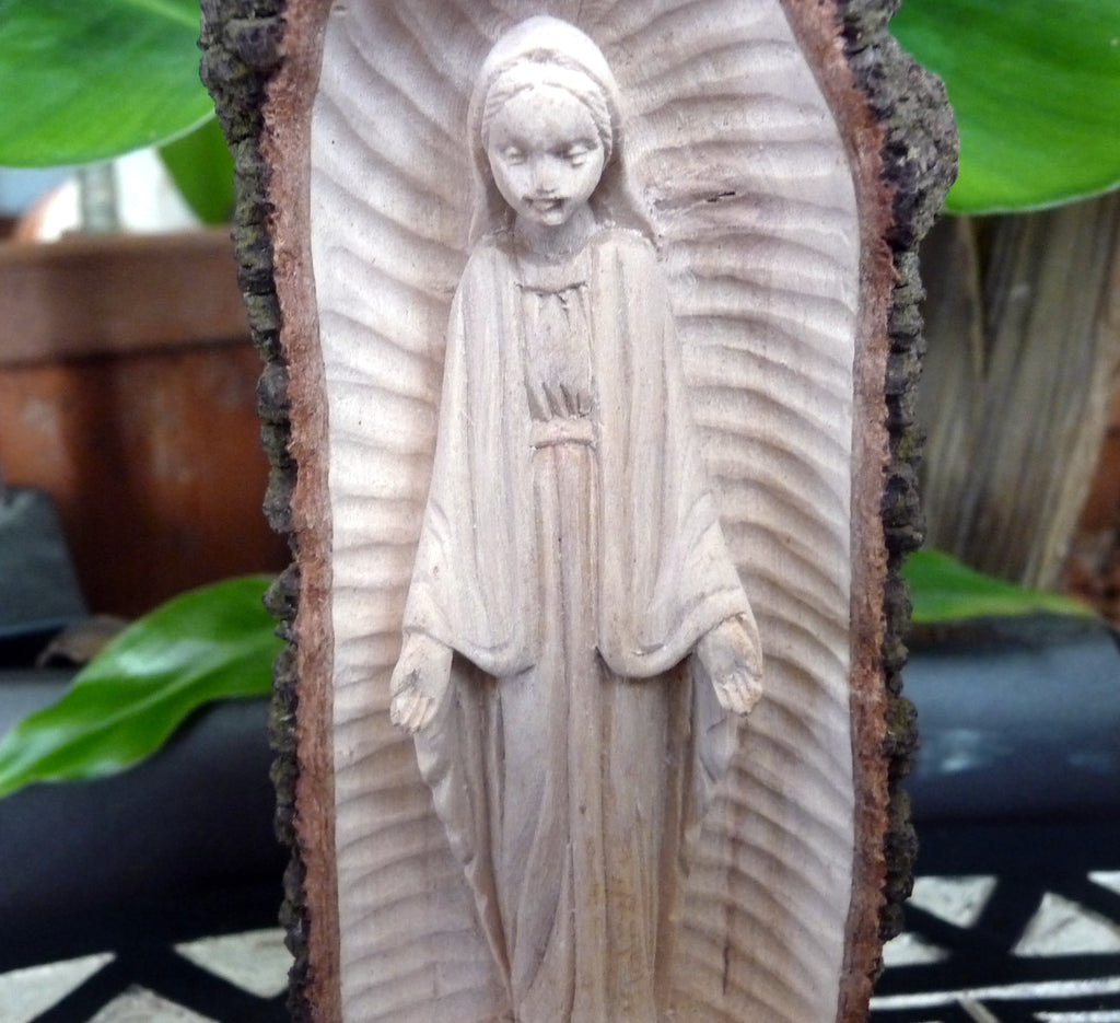 Vierge Marie en bois de fazanava sculptée dans une branche Madagascar