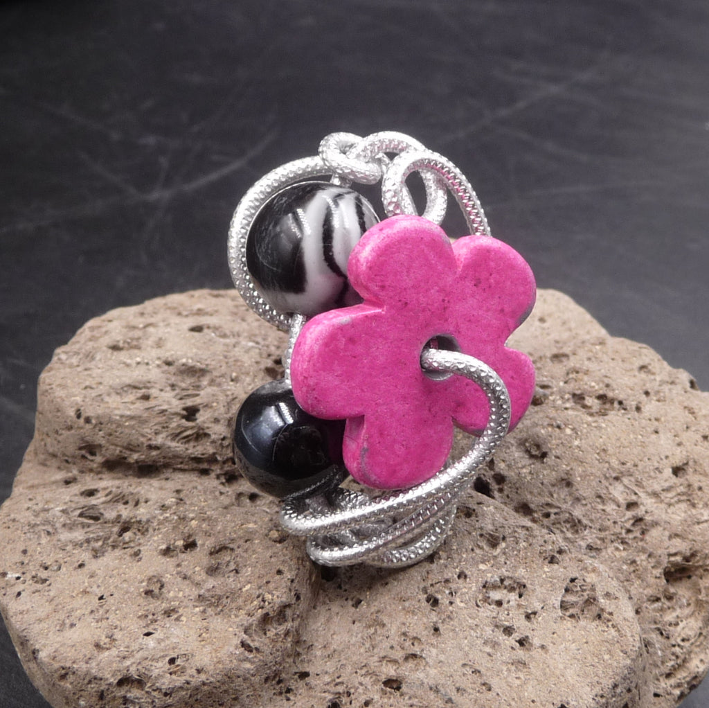 Bague de créateur camaïeu rose fuschia, noirs et gris