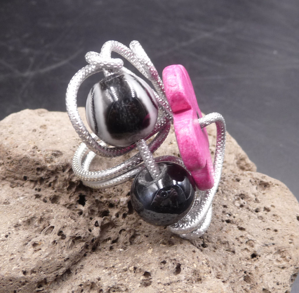 Bague de créateur camaïeu rose fuschia, noirs et gris