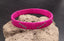 Bracelet ethnique en raphia rose fuschia 