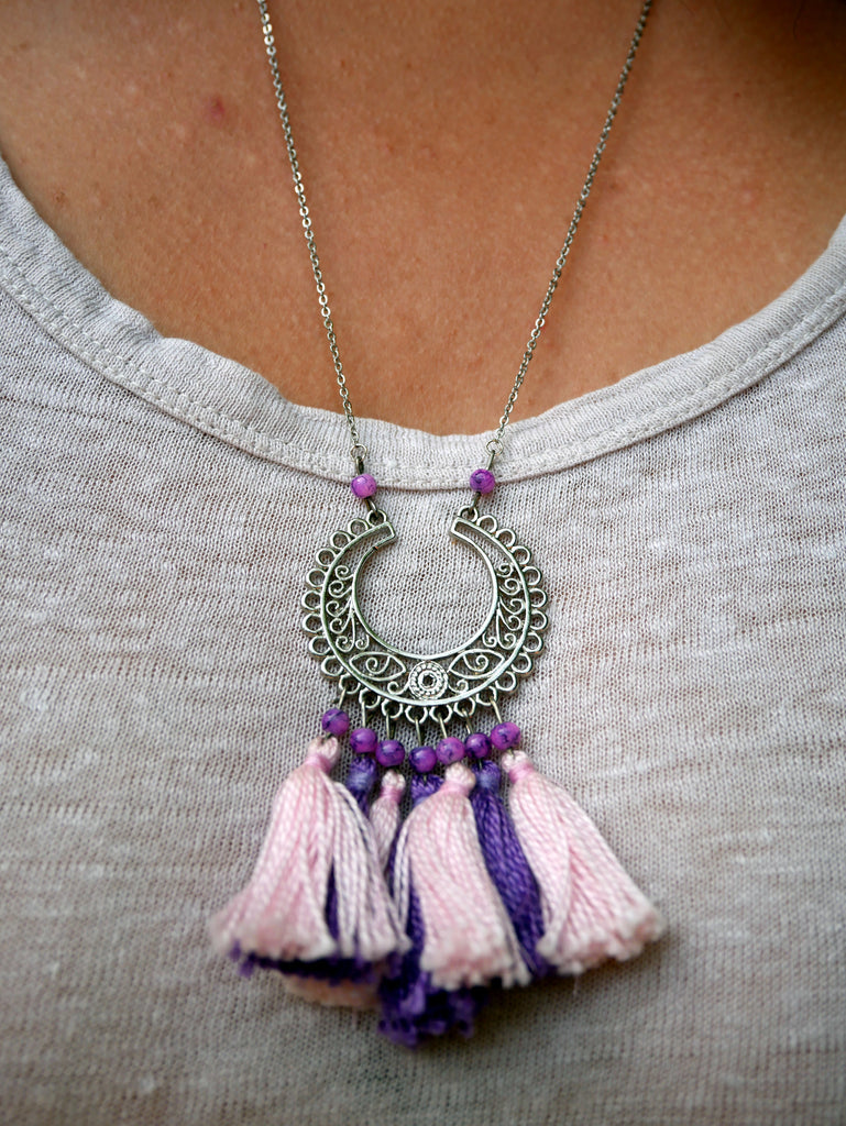 Collier bohème boho chic avec pompons roses et violets